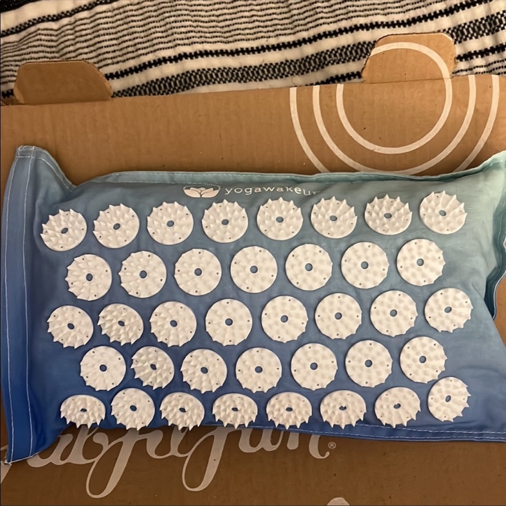 Yoga wake up - acupuncture pillow - brand new from fabfitfun mindfulness morning